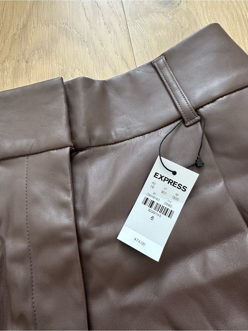 Express Brown Editor High Waisted Faux Leather Shorts Size 6 - Picture 4 of 12